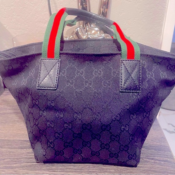 GUCCI SHERRYLINE TOTE/HANDBAG  EUC WITH GG SIGNATURE THROUGHOUT THE BAG. ❤️💚 - Picture 8 of 9